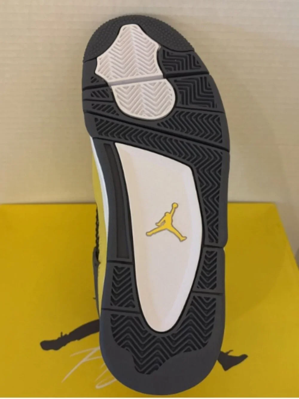 Jordan 4 Retro Mid Lightning